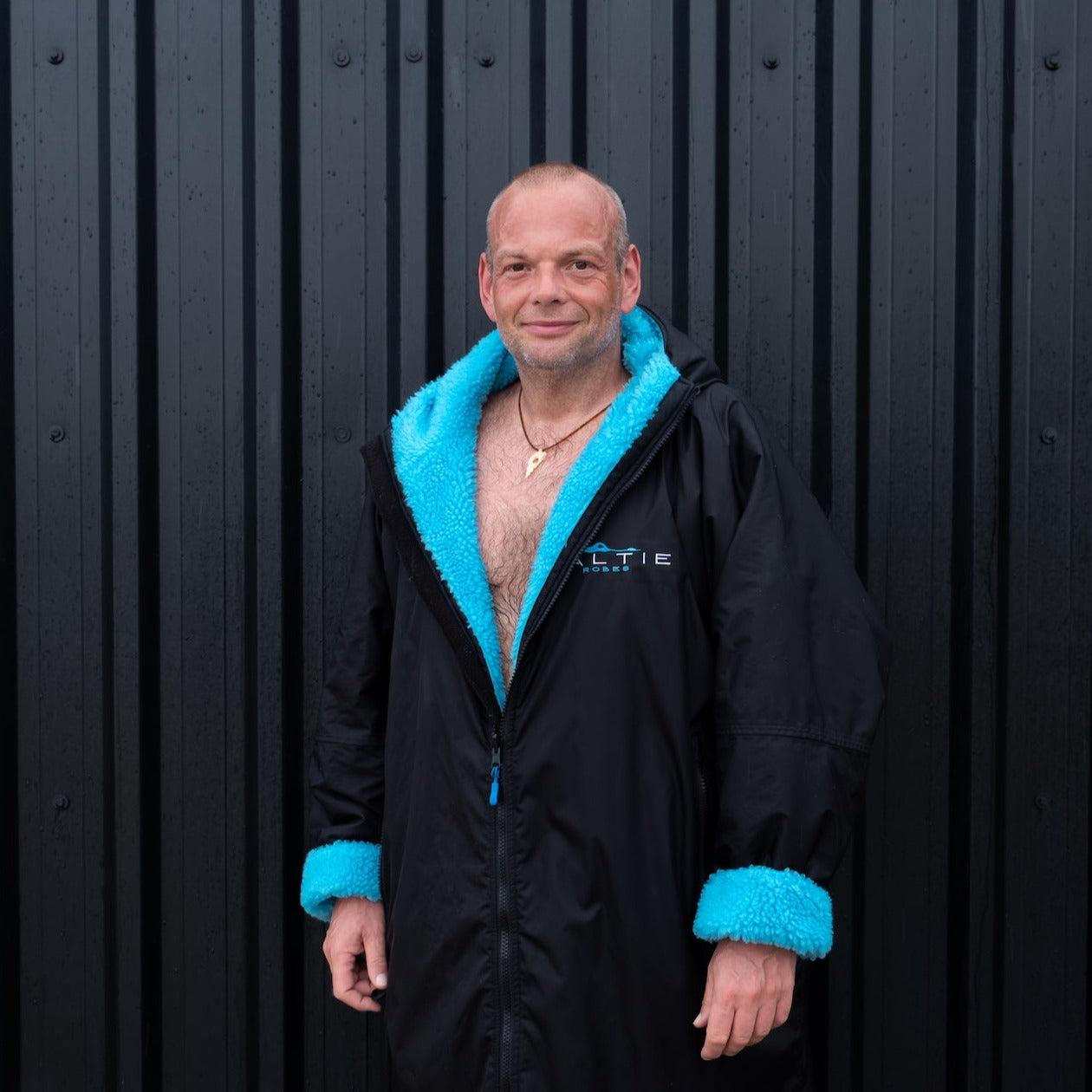 Saltie Elite Changing Robe - Black/Cyan